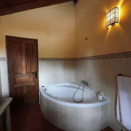 Casa de Campo Eco-lodge En La Reserva Privada Campanarios De Azaba - Proyecto De Conservación Espeja